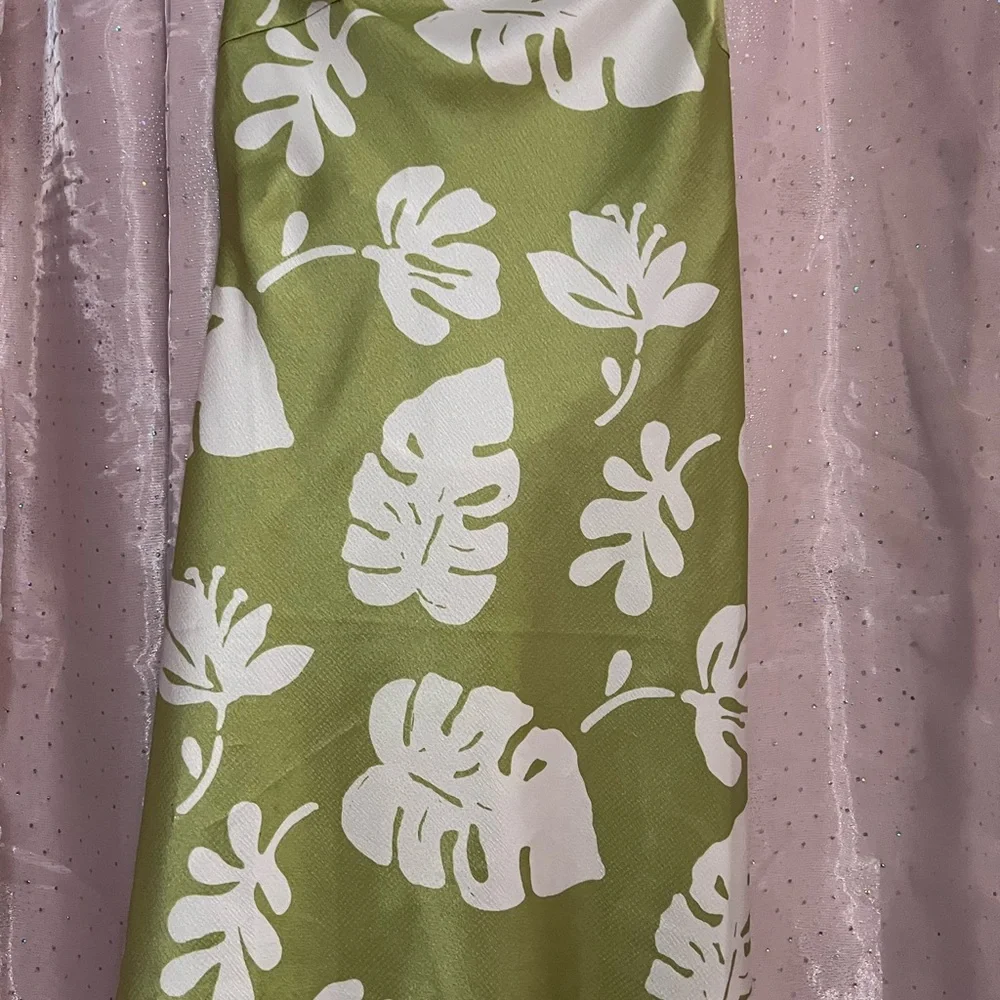 Green and White Leaf Print Dress - Picture 2 of 7